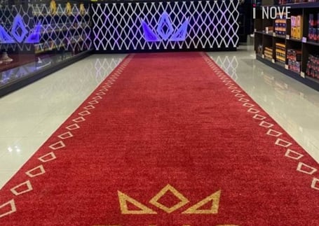 Passadeira de nylon vermelha com o logo BHS em um corredor Passadeira de nylon vermelha com o logo BHS em um corredor