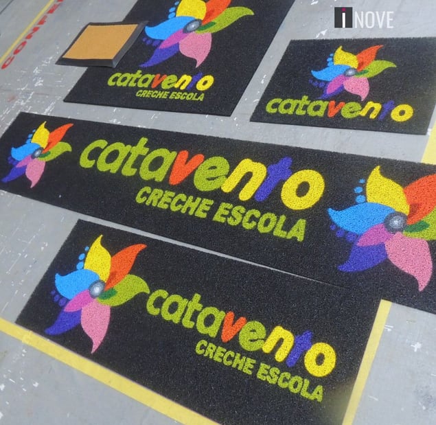 Tapetes da creche escola Catavento com logo de cata-vento colorido Tapetes da creche escola Catavento com logo de cata-vento colorido