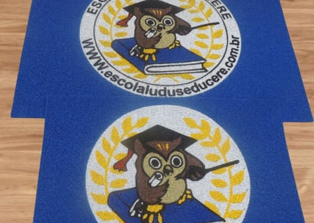 Tapetes azuis da Escola Ludus Educere com logo de corujá formada Tapetes azuis da Escola Ludus Educere com logo de corujá formada