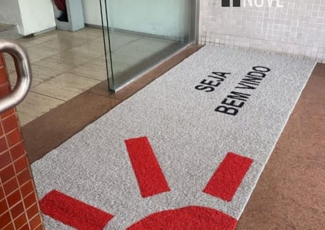 Passadeira cinza de boas-vindas com logo de sol vermelho Passadeira cinza de boas-vindas com logo de sol vermelho