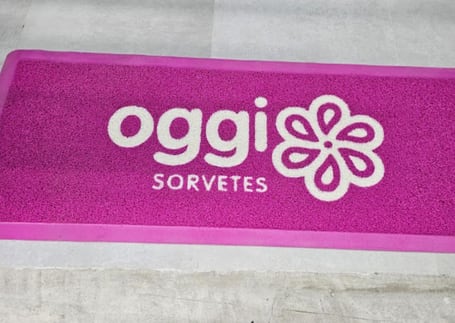 Tapete rosa da Oggi Sorvetes na entrada da loja Tapete rosa da Oggi Sorvetes na entrada da loja