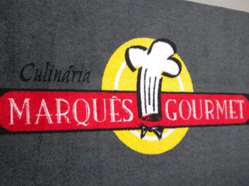 Tapete personalizado cinza com o logo da Culinária Marquês Gourmet