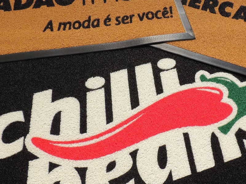 Tapetes personalizados com as marcas Chilli Beans e de uma loja de moda Tapetes personalizados com as marcas Chilli Beans e de uma loja de moda