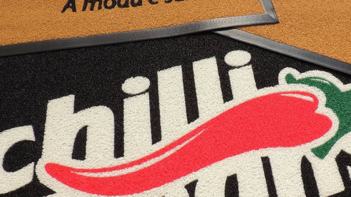 Tapetes personalizados com as marcas Chilli Beans e de uma loja de moda Tapetes personalizados com as marcas Chilli Beans e de uma loja de moda