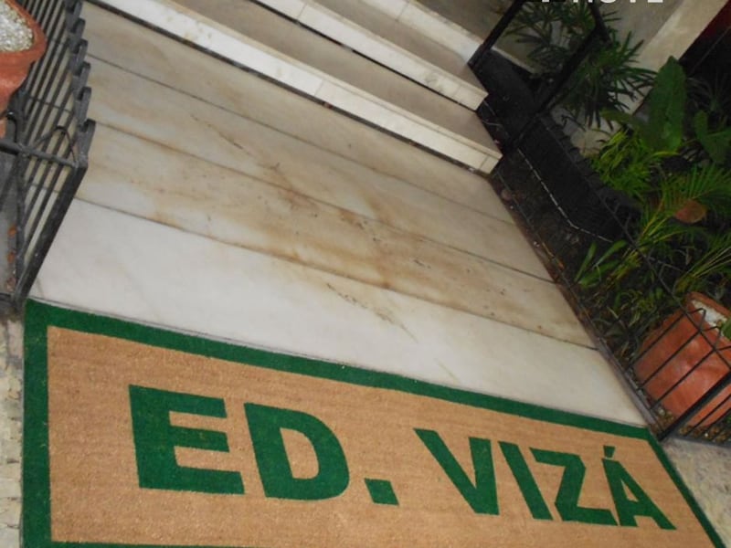 Capacho de fibra de coco do Edifício Vizá na entrada do condomínio