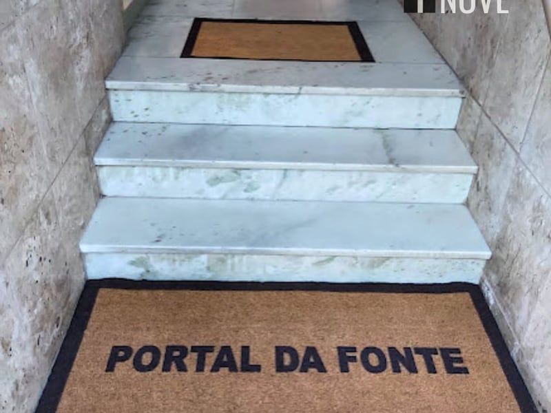 Capacho preto de boas-vindas com a frase 'Bem-vindo à minha humilde residência' Capacho preto de boas-vindas com a frase 'Bem-vindo à minha humilde residência'