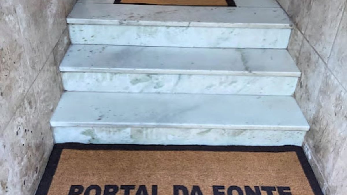 Capacho preto de boas-vindas com a frase 'Bem-vindo à minha humilde residência'