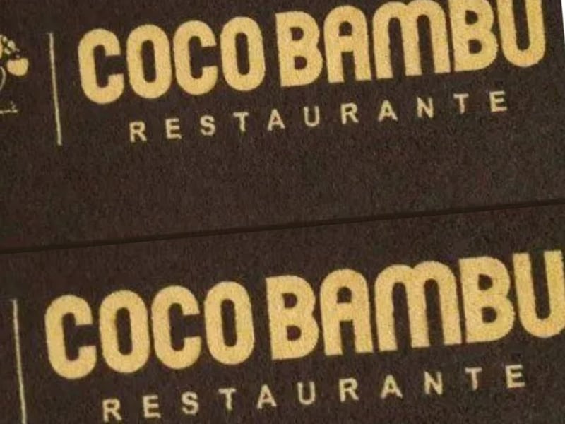 Tapetes personalizados com o logo do restaurante Coco Bambu