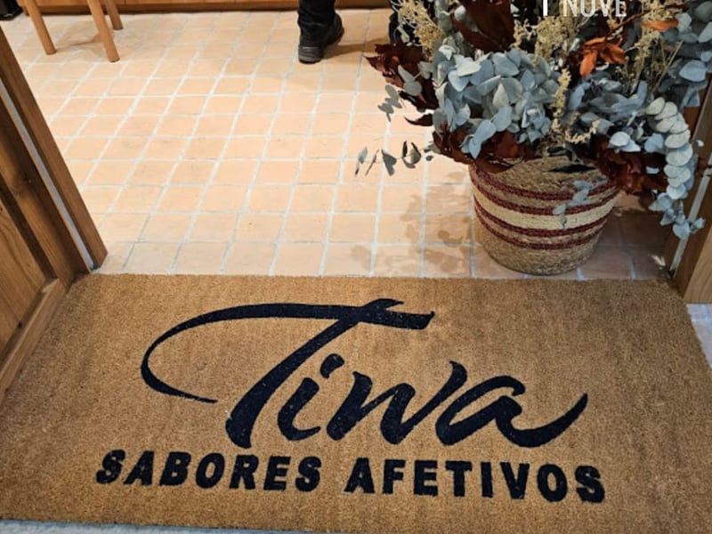 Capacho de fibra de coco com borda vermelha e o logotipo ABIC Capacho de fibra de coco com borda vermelha e o logotipo ABIC