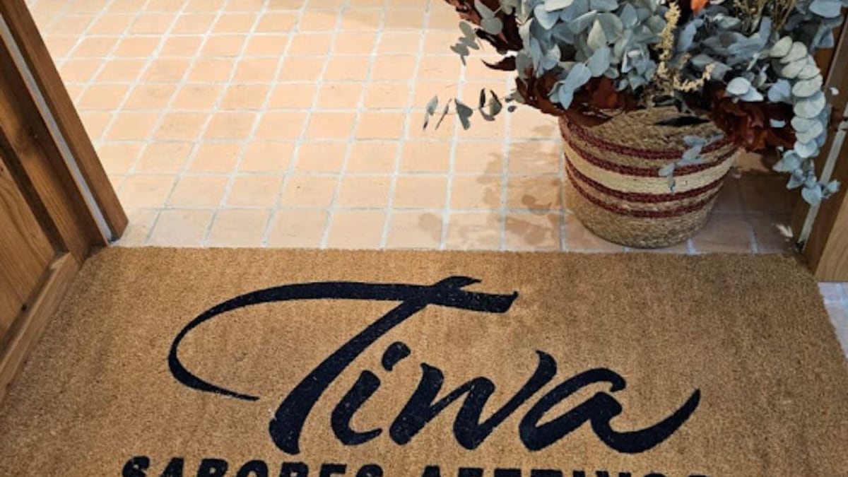 Capacho de fibra de coco com borda vermelha e o logotipo ABIC