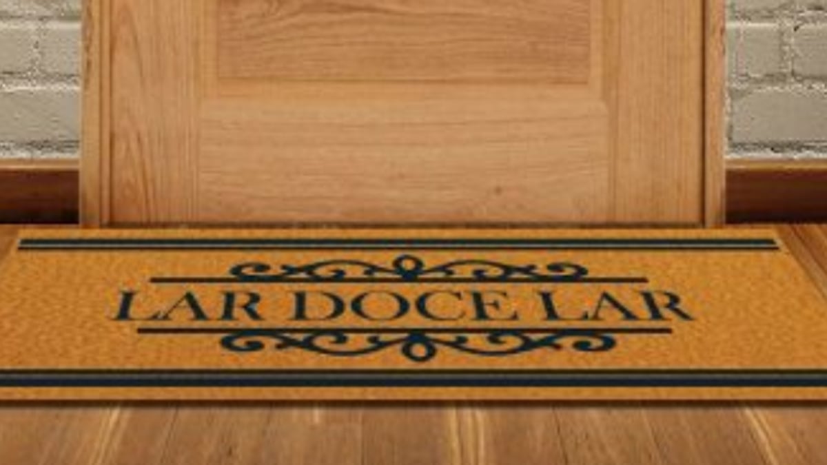 Capacho de fibra de coco 'Lar Doce Lar' na porta de entrada de casa Capacho de fibra de coco 'Lar Doce Lar' na porta de entrada de casa