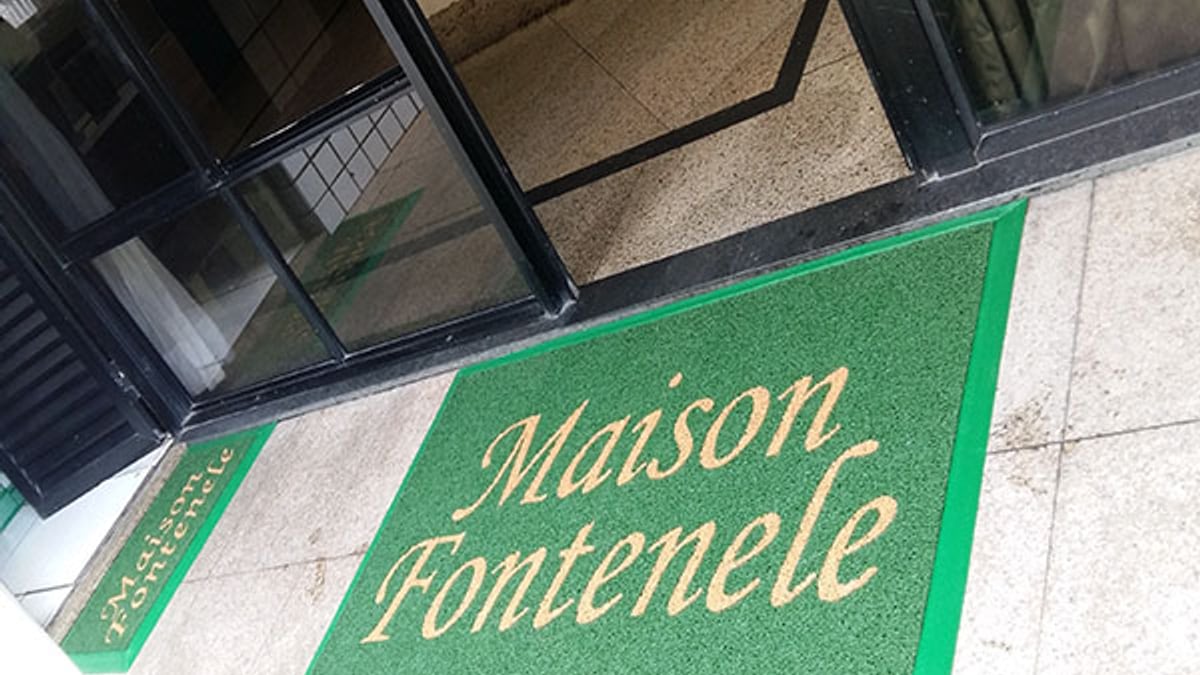 Tapete verde personalizado 'Maison Fontenele' na entrada externa do edifício Tapete verde personalizado 'Maison Fontenele' na entrada externa do edifício