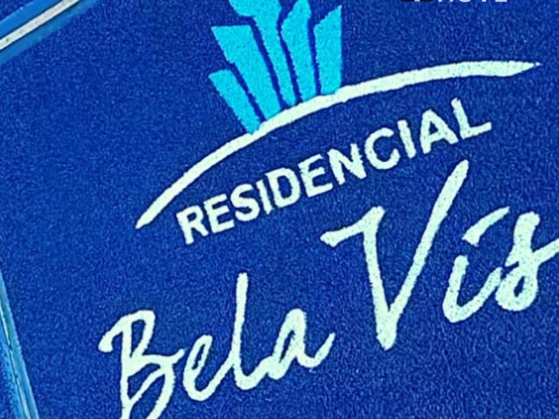 Capacho preto de boas-vindas na porta de uma unidade residencial Capacho preto de boas-vindas na porta de uma unidade residencial