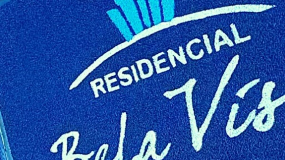 Capacho preto de boas-vindas na porta de uma unidade residencial Capacho preto de boas-vindas na porta de uma unidade residencial