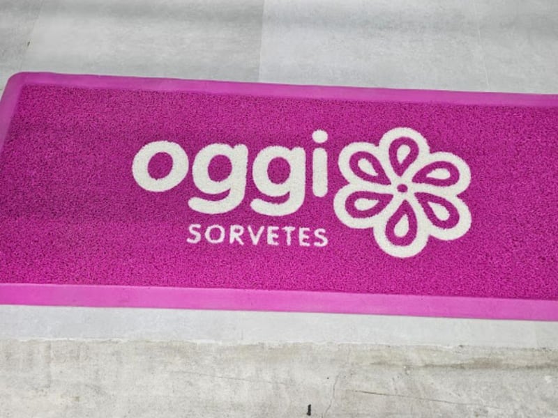 Tapete personalizado rosa com o logo da Oggi Sorvetes Tapete personalizado rosa com o logo da Oggi Sorvetes