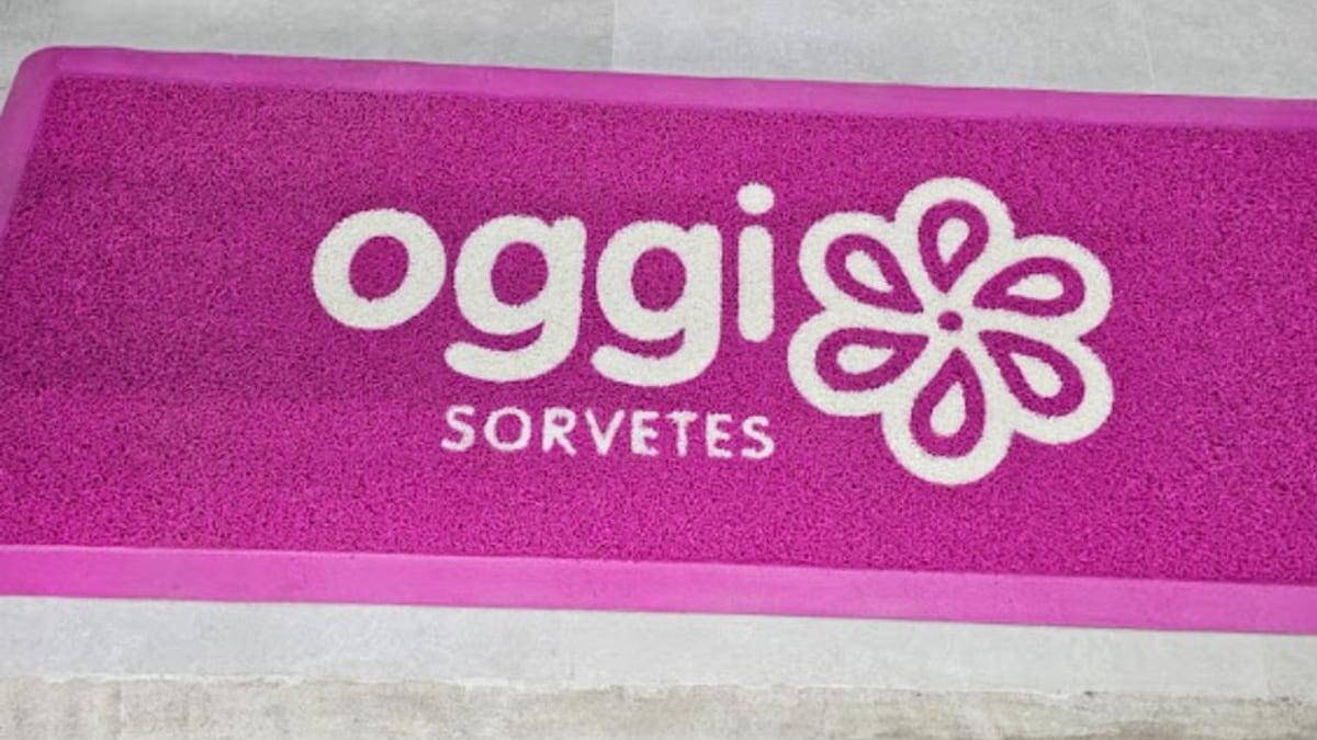 Tapete personalizado rosa com o logo da Oggi Sorvetes