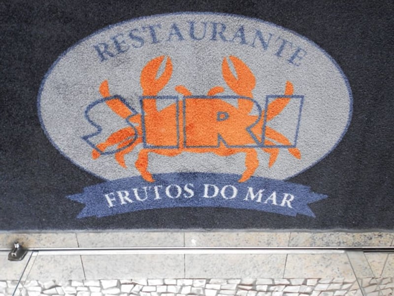 Tapete personalizado do Restaurante Siri Frutos do Mar com logo de caranguejo