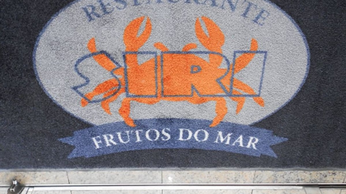 Tapete personalizado do Restaurante Siri Frutos do Mar com logo de caranguejo