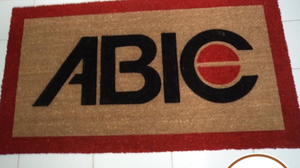 Capacho de fibra de coco com borda vermelha identificando a sigla ABIC