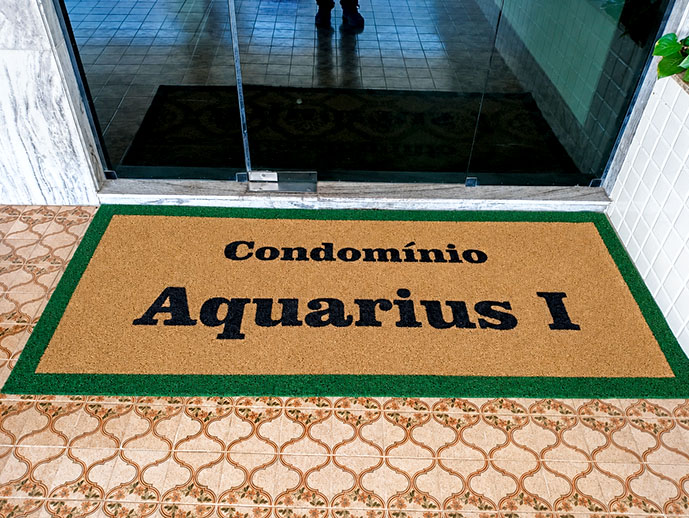 Capacho de fibra de coco personalizado em entrada de loja