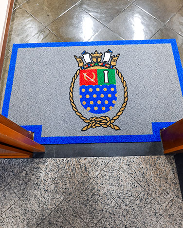 Tapete personalizado com brasão institucional