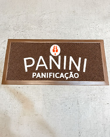 Tapete personalizado com perfil e acabamento de borda