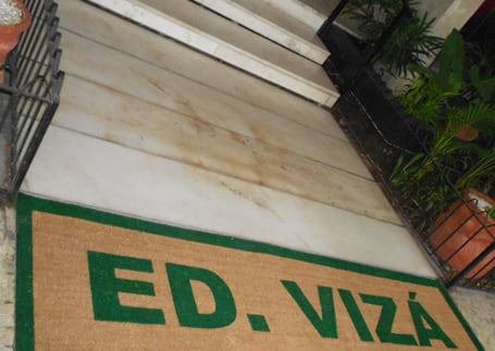 Capacho de fibra de coco do Edifício Vizá com borda verde na entrada Capacho de fibra de coco do Edifício Vizá com borda verde na entrada