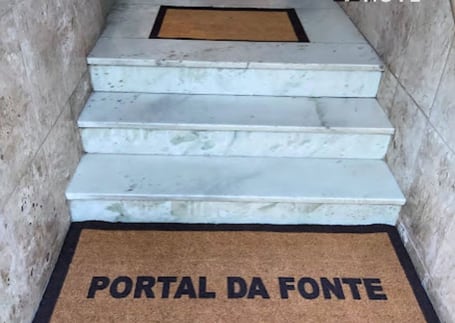 Capacho de fibra de coco 'Portal da Fonte' ao pé de uma escada de mármore Capacho de fibra de coco 'Portal da Fonte' ao pé de uma escada de mármore
