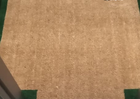 Capacho de fibra de coco para elevador com borda verde e cantos recortados
