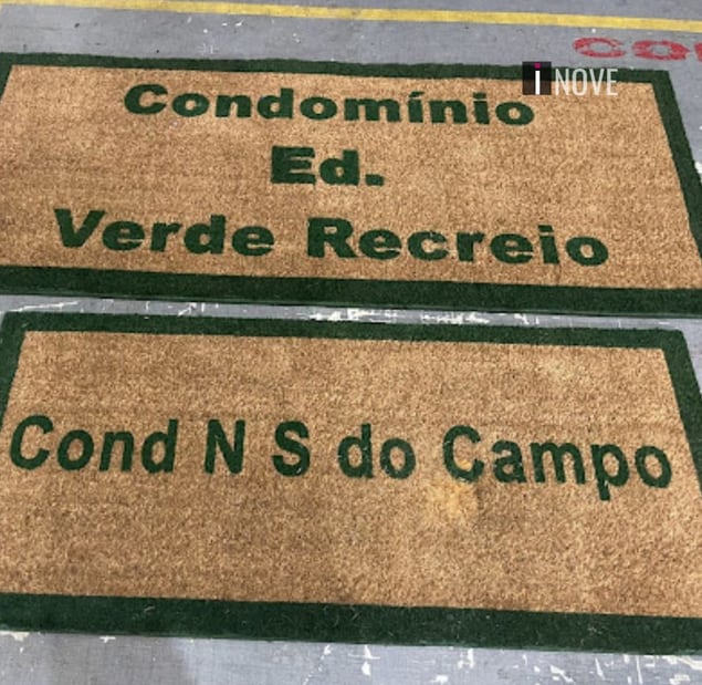 Capachos de fibra de coco com os nomes dos condomínios Verde Recreio e N. S. do Campo