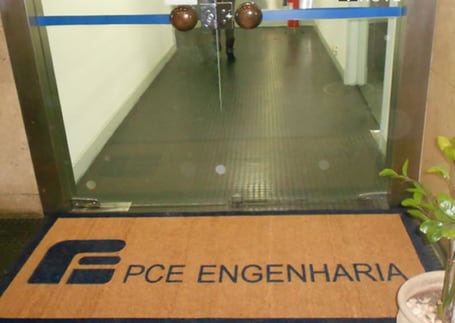 Capacho de fibra de coco da PCE Engenharia na entrada da empresa