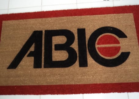 Capacho de fibra de coco com logotipo ABIC na entrada da empresa