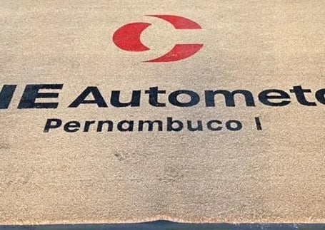 Capacho emborrachado com acabamento instalado