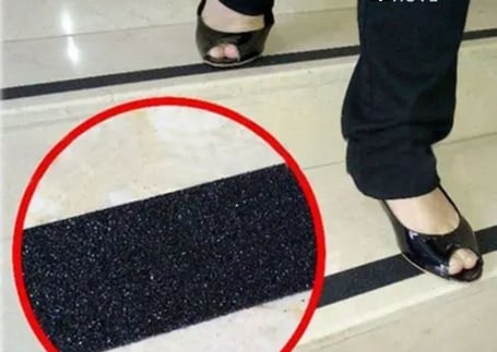 Faixa de fita antiderrapante preta em degrau, destacada em vermelho Faixa de fita antiderrapante preta em degrau, destacada em vermelho