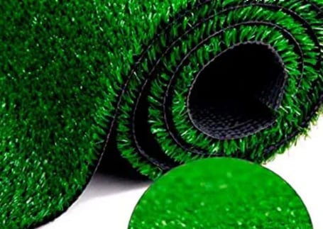 Rolo de grama sintética verde mostrando os fios e a base