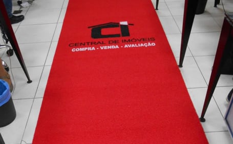 Passadeira vermelha personalizada com o logo da Central de Imóveis em escritório Passadeira vermelha personalizada com o logo da Central de Imóveis em escritório