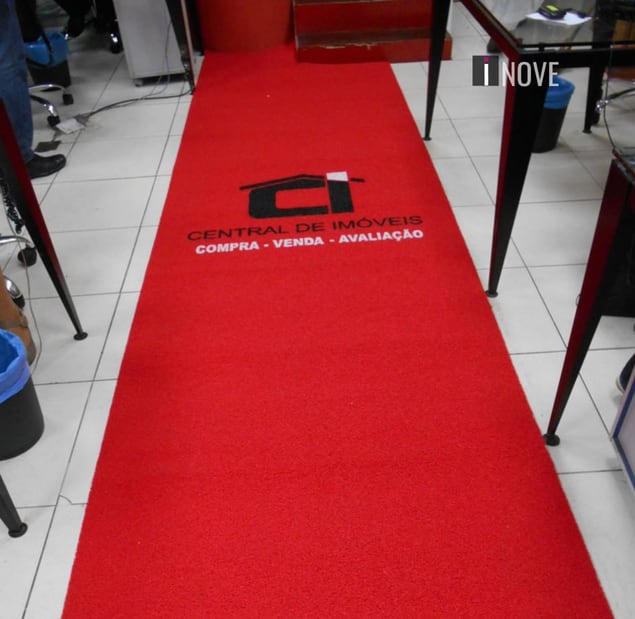 Passadeira vermelha personalizada com o logo da Central de Imóveis em escritório Passadeira vermelha personalizada com o logo da Central de Imóveis em escritório