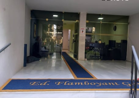 Passadeira azul 'Ed. Flamboyant' na entrada de um edifício Passadeira azul 'Ed. Flamboyant' na entrada de um edifício