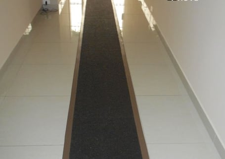 Passadeira emborrachada cinza em um corredor longo Passadeira emborrachada cinza em um corredor longo