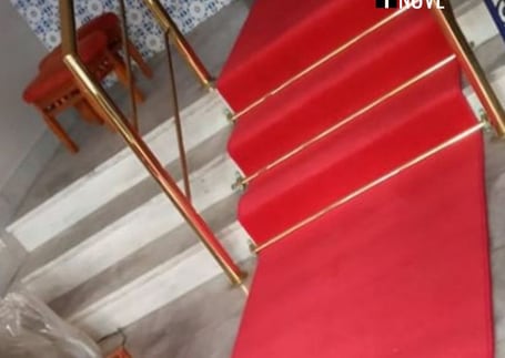 Passadeira vermelha de carpete em escada com corrimão dourado Passadeira vermelha de carpete em escada com corrimão dourado