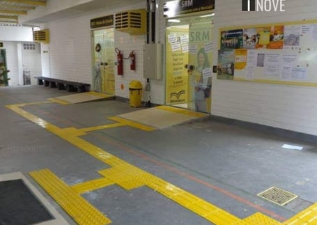 Piso tátil amarelo de alerta e direcional em área de circulação Piso tátil amarelo de alerta e direcional em área de circulação