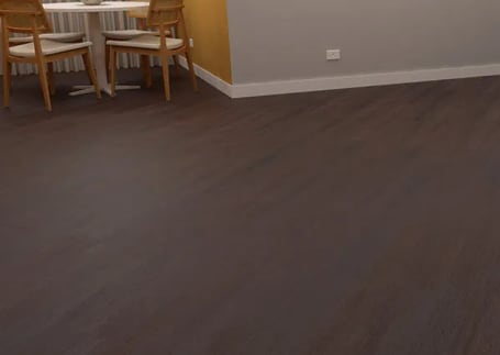 Sala de jántar com piso vinílico amadeirado marrom escuro