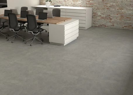 Piso vinílico cinza tipo concreto em uma sala de reuniões Piso vinílico cinza tipo concreto em uma sala de reuniões