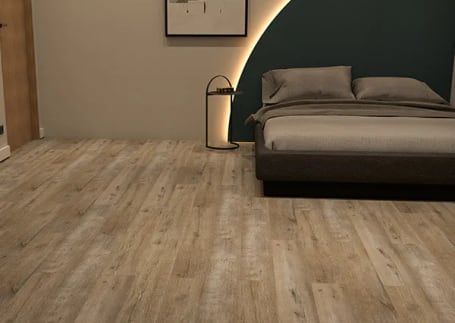 Quarto com piso vinílico amadeirado claro e parede verde
