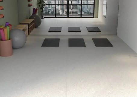 Sala de brincar com piso vinílico claro e detalhes escuros