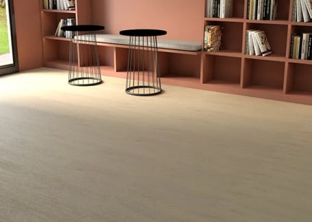 Biblioteca com piso vinílico amadeirado claro e estantes terracota