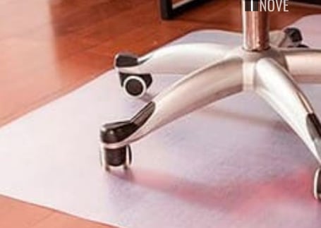 Detalhe do protepiso transparente sob o rodízio de uma cadeira