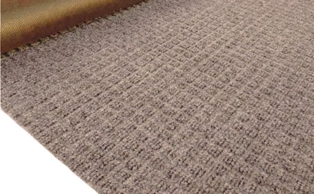 Tapete Acqua Clean bege enrolado com superfície texturizada em quadrículos