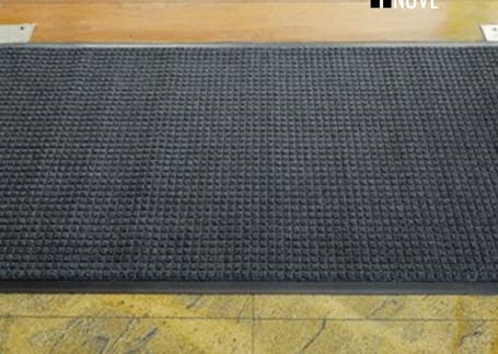 Tapete Acqua Clean cinza-escuro com superfície em quadrículos sobre o piso Tapete Acqua Clean cinza-escuro com superfície em quadrículos sobre o piso
