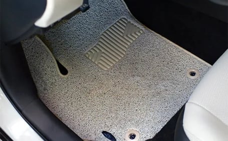 Tapete automotivo cinza no assoalho do motorista de um carro